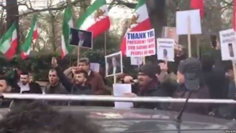 السفير الأمريكي بمسيرة مناهضة لنظام طهران