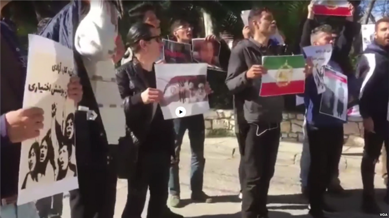 السفير الأمريكي بمسيرة مناهضة لنظام طهران