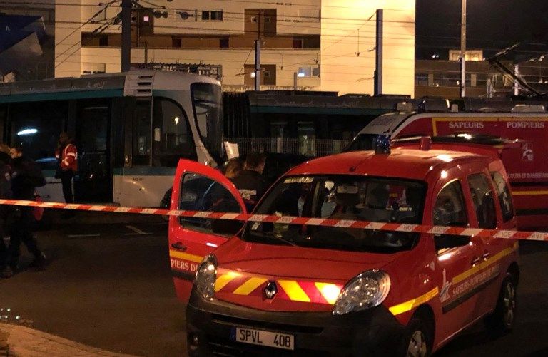 عربتا الترام بعد الاصطدام في باريس