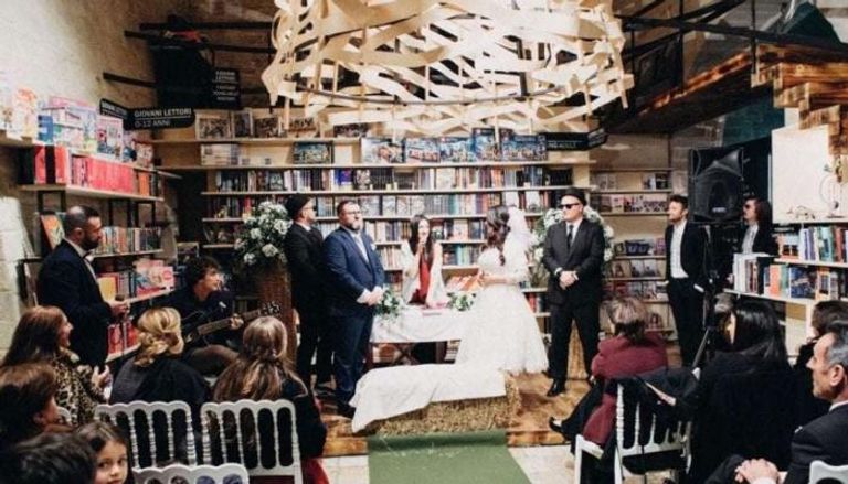 زفاف دورا ونيكولا داخل إحدى مكتبات إيطاليا