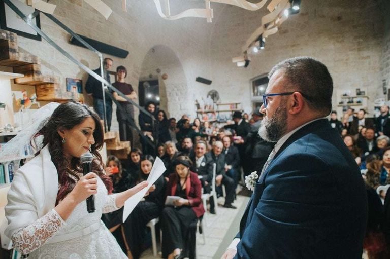 زفاف دورا ونيكولا داخل إحدى مكتبات إيطاليا