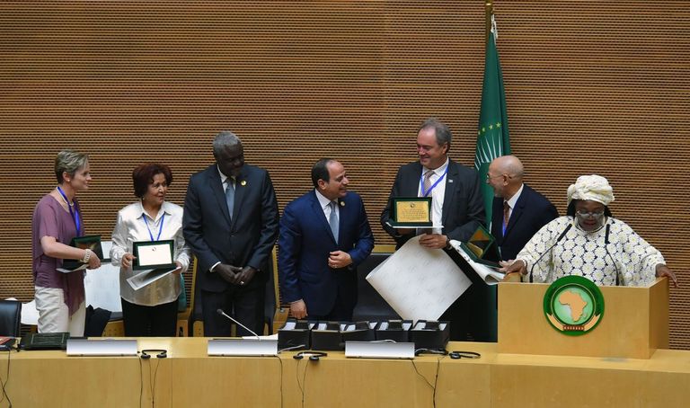 الجلسة الختامية للقمة الأفريقية تكرم المتميزين بالمجال العلمي