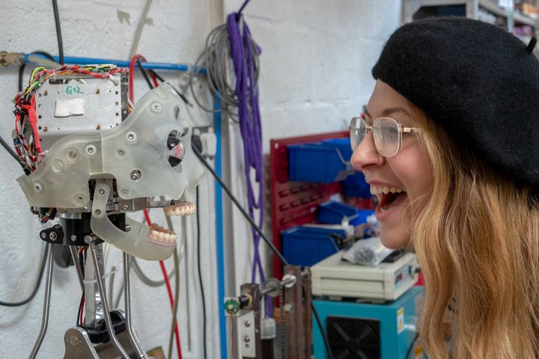 "أيدا" أول روبوت فنان واقعي