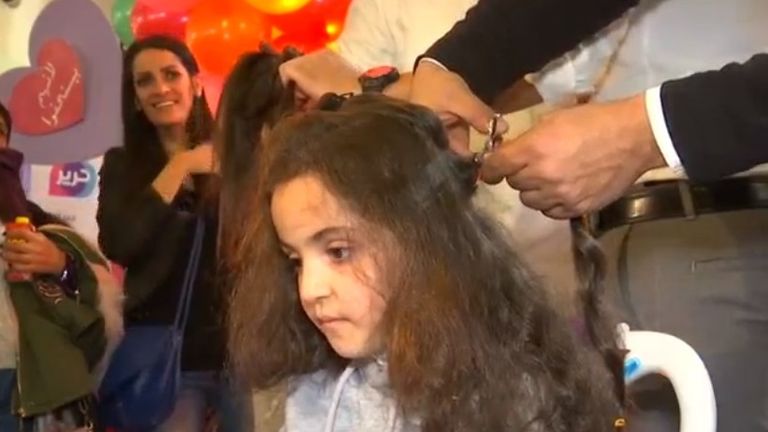 "التبرع بخصلات الشعر".. مبادرة لإسعاد أطفال السرطان بالأردن