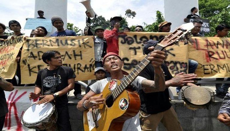 فنانون إندونيسيون يحتجون على مشروع قانون يقيّد الإنتاج الموسيقي
