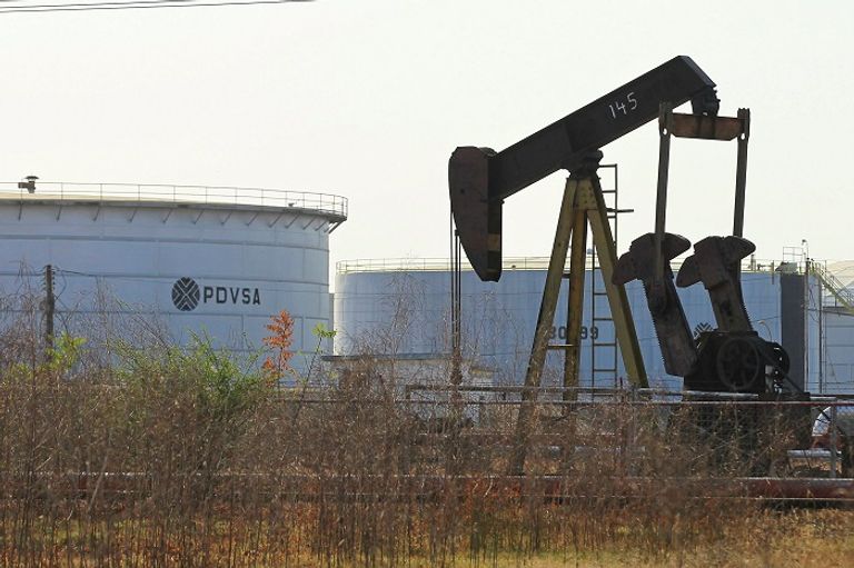 ناقلة نفط خارج مصفاة بترول في فنزويلا  - رويترز