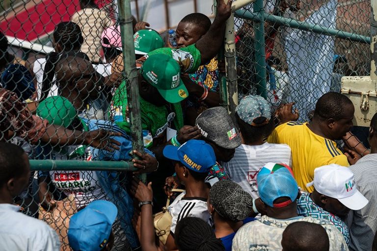 نيجيريون يتدافعون في تجمع انتخابي للرئيس بخاري تجمع انتخابي للرئيس بخاري