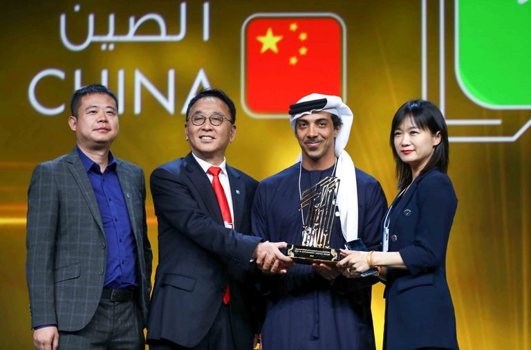 محمد بن راشد يشهد تكريم الفائزين في جائزة أفضل خدمة حكومية