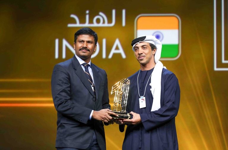 محمد بن راشد يشهد تكريم الفائزين في جائزة أفضل خدمة حكومية