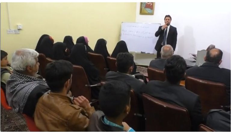 مدرسة لضعاف السمع والنطق بكربلاء تبتكر قاموسها الخاص في لغة الإشارة