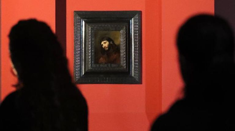 تعليق لوحة لرامبرانت في متحف اللوفر أبوظبي