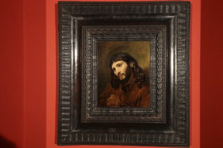 تعليق لوحة لرامبرانت في متحف اللوفر أبوظبي