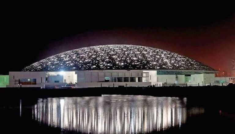 تعليق لوحة لرامبرانت في متحف اللوفر أبوظبي