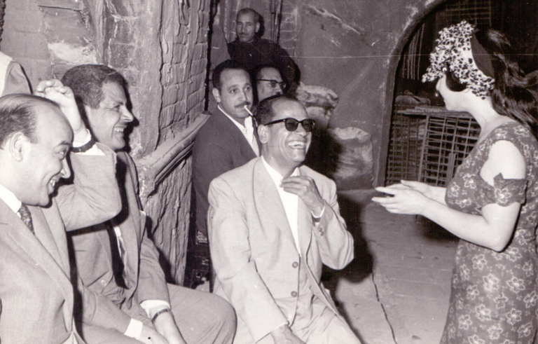 نجيب محفوظ مع بطلة العمل شادية أثناء تصوير الفيلم الروائي المصري نجيب محفوظ - صورة أرشيفية