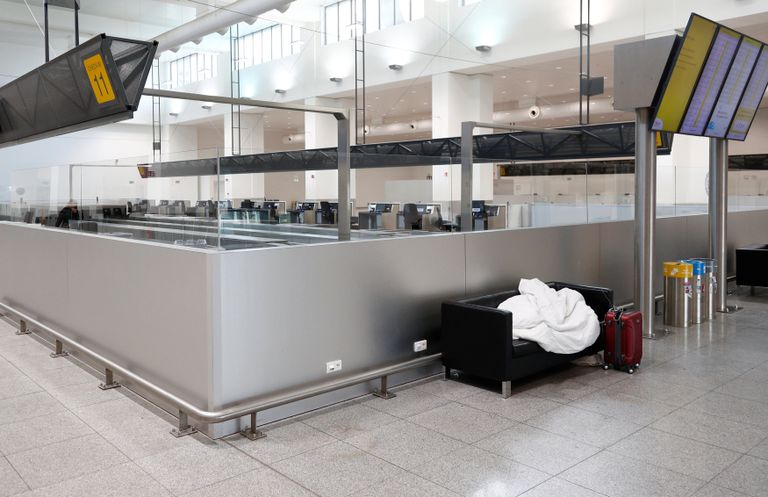 لوحات تعرض الرحلات الملغاة في مطار زافنتيم الدولي بالقرب من بروكسل