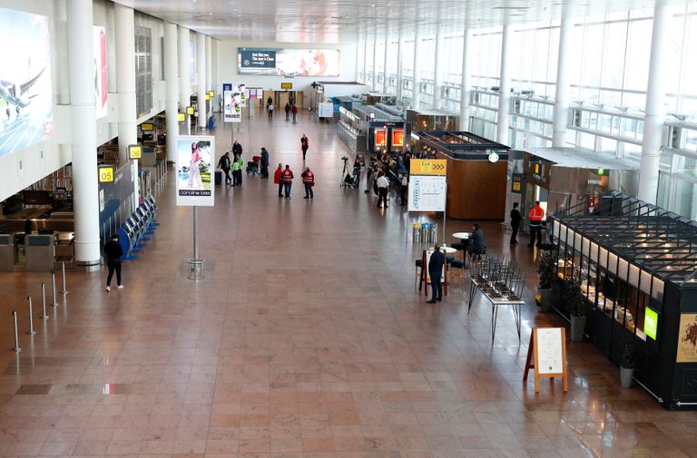 لوحات تعرض الرحلات الملغاة في مطار زافنتيم الدولي بالقرب من بروكسل