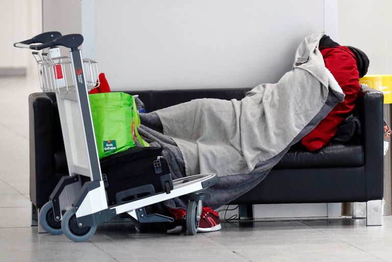 لوحات تعرض الرحلات الملغاة في مطار زافنتيم الدولي بالقرب من بروكسل