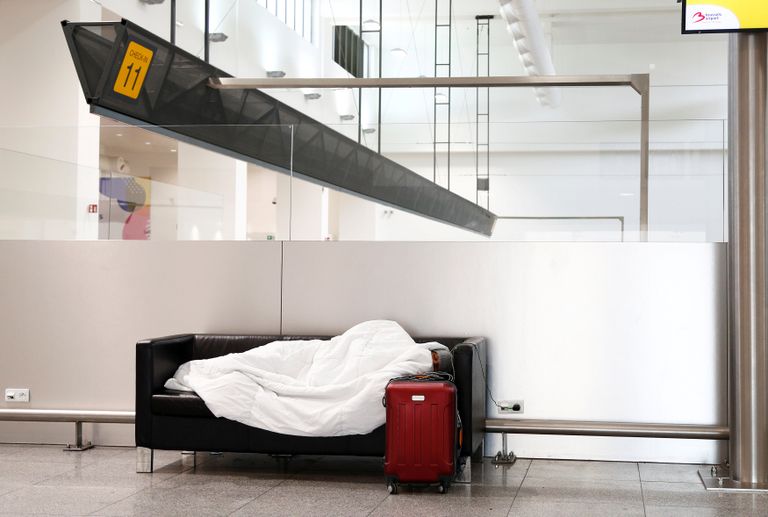 لوحات تعرض الرحلات الملغاة في مطار زافنتيم الدولي بالقرب من بروكسل