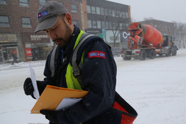 عاصفة شتوية قوية تصيب كندا بالشلل