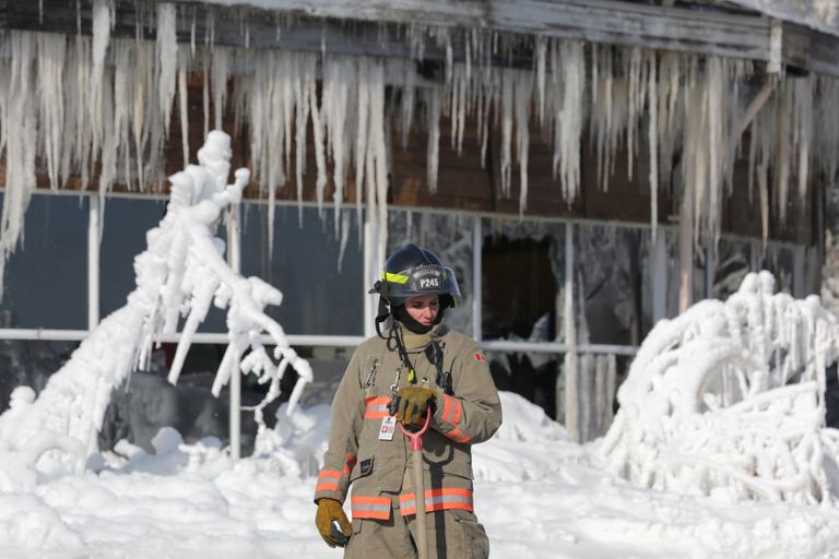 عاصفة شتوية قوية تصيب كندا بالشلل