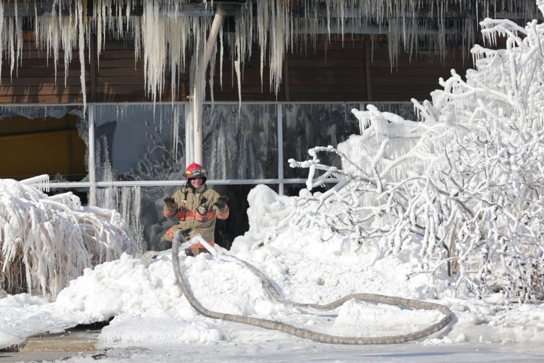 عاصفة شتوية قوية تصيب كندا بالشلل