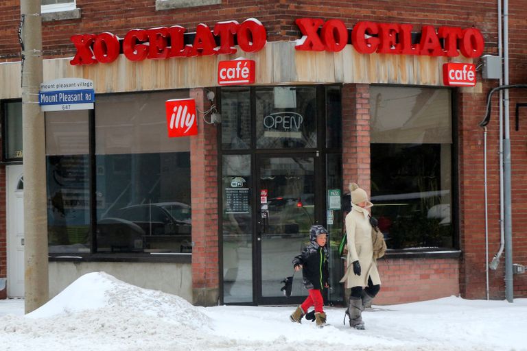 عاصفة شتوية قوية تصيب كندا بالشلل