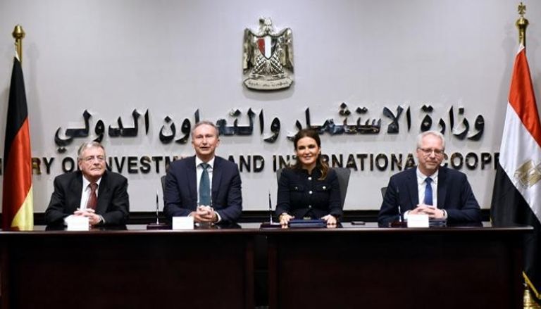  وزيرة الاستثمار المصرية خلال توقيع الاتفاقية مع الجانب الألماني