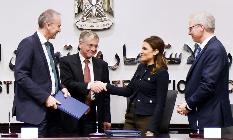 وزيرة الاستثمار المصرية خلال توقيع الاتفاقية مع الجانب الألماني