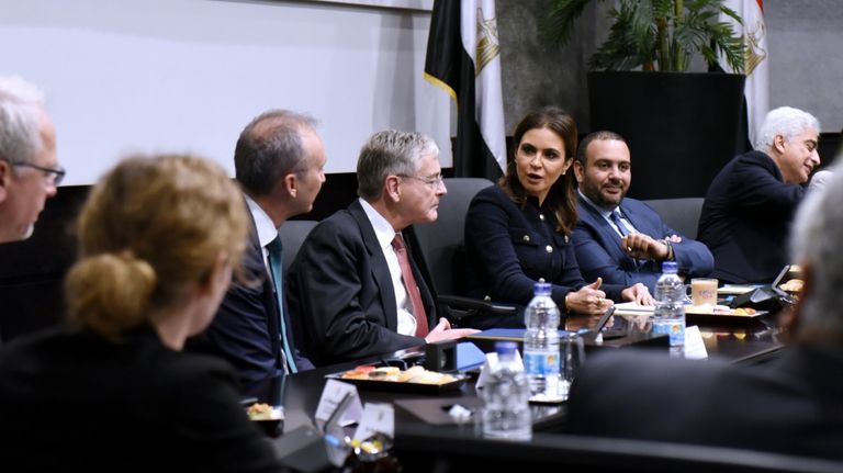  وزيرة الاستثمار المصرية خلال توقيع الاتفاقية مع الجانب الألماني