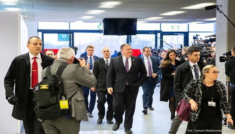وزير الخارجية الأمريكي فور وصوله إلى مقر اجتماعات مؤتمر وارسو