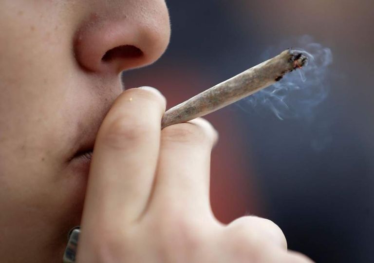 المخدرات بين المراهقين سبب الاكتئاب في البلوغ