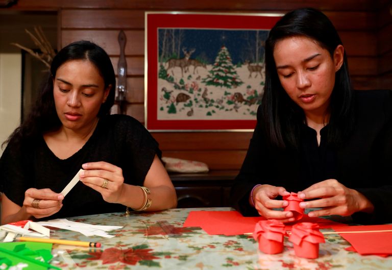 باقات زهور ورقية.. طريقة "منخفضة التكاليف" للتعبير عن الحب في الفلبين