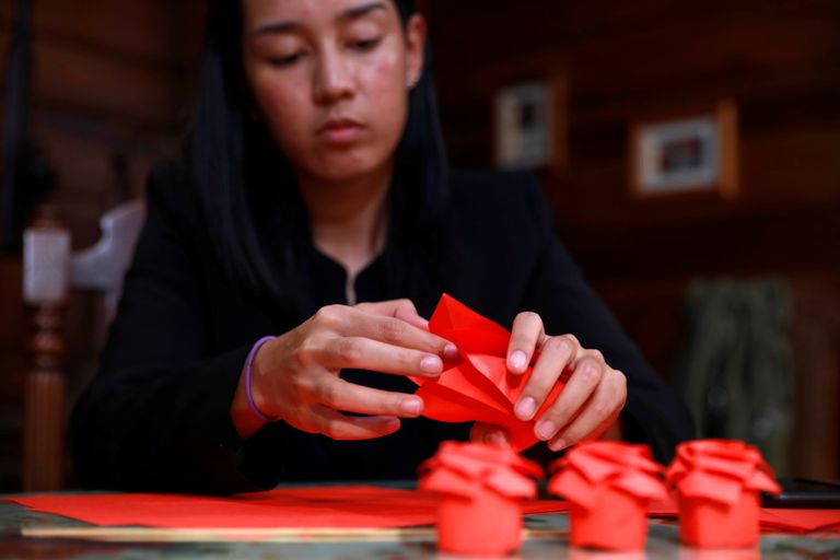 باقات زهور ورقية.. طريقة "منخفضة التكاليف" للتعبير عن الحب في الفلبين