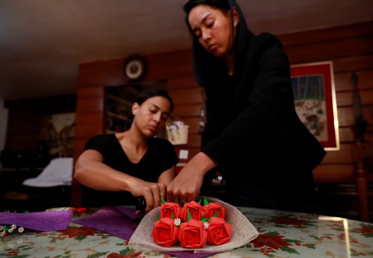 باقات زهور ورقية.. طريقة "منخفضة التكاليف" للتعبير عن الحب في الفلبين