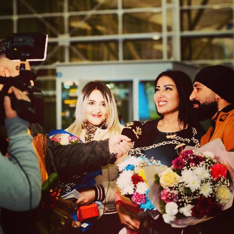 الفنانة المصرية سمية الخشاب وزوجها المطرب أحمد سعد لدى وصولهما العراق