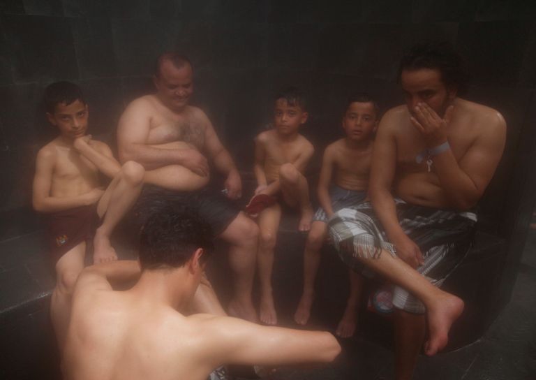 يمنيون يلوذون بحمام شعبي في صنعاء بحثا عن الاسترخاء والمياه النادرة