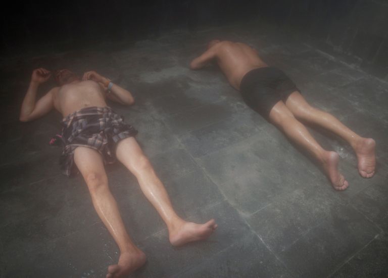 يمنيون يلوذون بحمام شعبي في صنعاء بحثا عن الاسترخاء والمياه النادرة