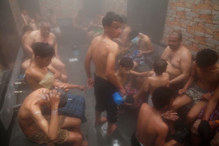 يمنيون يلوذون بحمام شعبي في صنعاء بحثا عن الاسترخاء والمياه النادرة