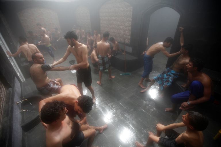 يمنيون يلوذون بحمام شعبي في صنعاء بحثا عن الاسترخاء والمياه النادرة