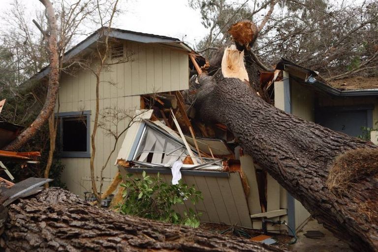 إجلاء المئات في كاليفورنيا بسبب عاصفة قوية