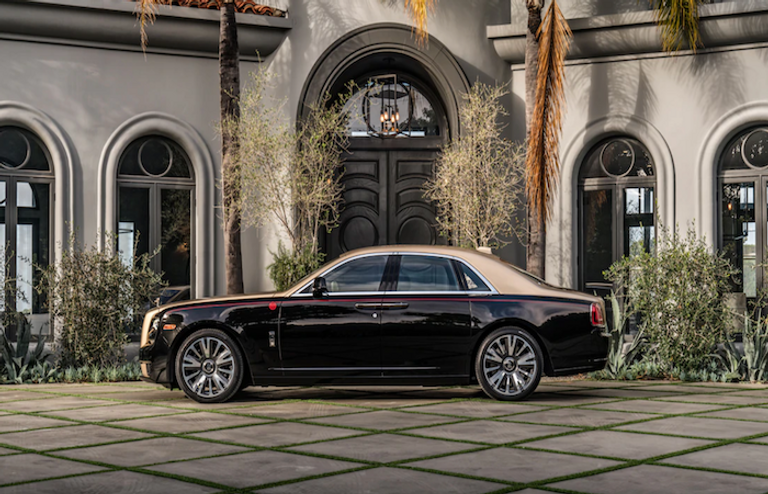 شعار عام الخنازير في مساند الرأس بالسيارات الجديدة