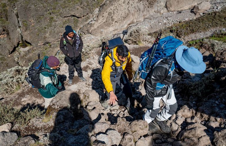 رفع علم الإمارات على قمة كليمنجارو