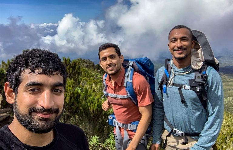 رفع علم الإمارات على قمة كليمنجارو