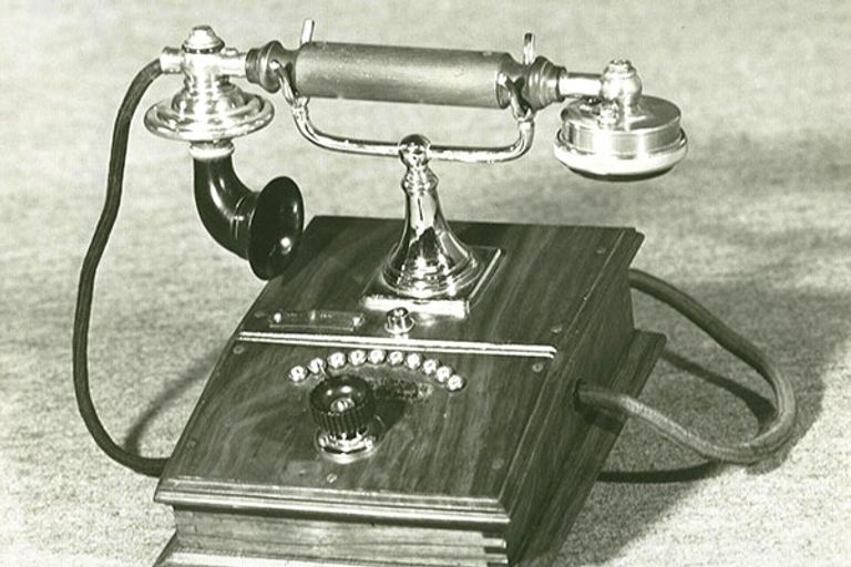 الهاتف عبر الزمن من وسيلة لمساعدة الصم إلى أكثر الصناعات تطورا
