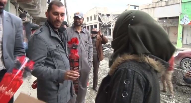 بوردة في عيد الحب.. متطوعون بالموصل يحاولون علاج ندوب مدينتهم