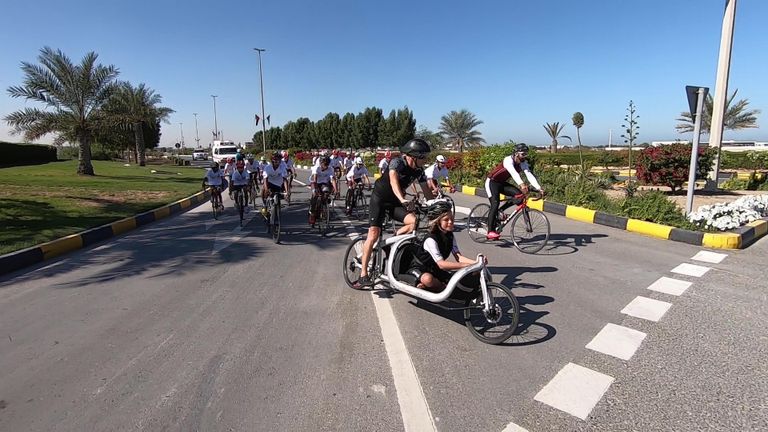 ريو ووالده بين مجموعة من الأطفال على شاطئ الحمرية