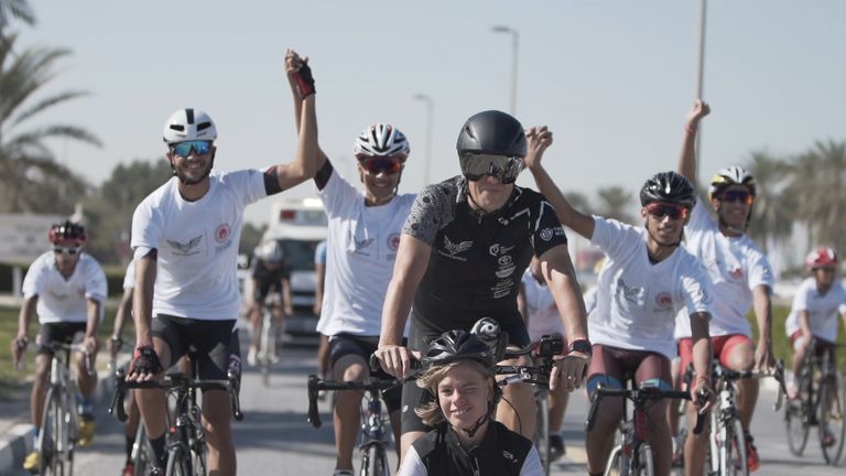 ريو ووالده بين مجموعة من الأطفال على شاطئ الحمرية