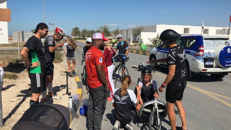 ريو ووالده بين مجموعة من الأطفال على شاطئ الحمرية