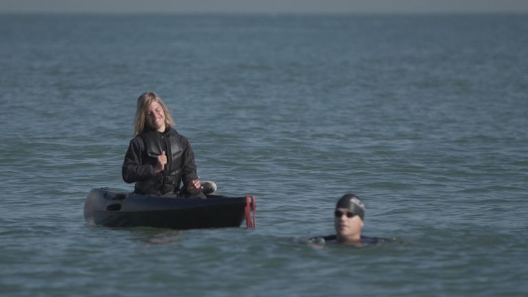 ريو ووالده بين مجموعة من الأطفال على شاطئ الحمرية