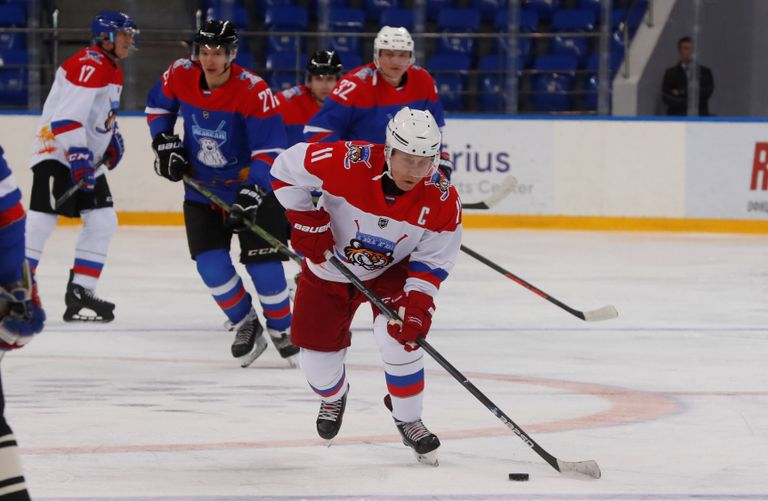 الرئيس الروسي فلاديمير بوتين يمارس تمارين الإحماء قبل المباراة